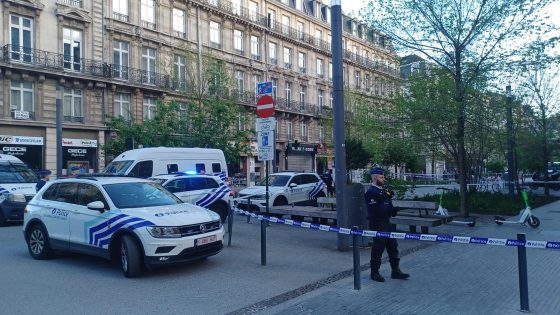 Persoon steelt politieradio aan Anspachlaan