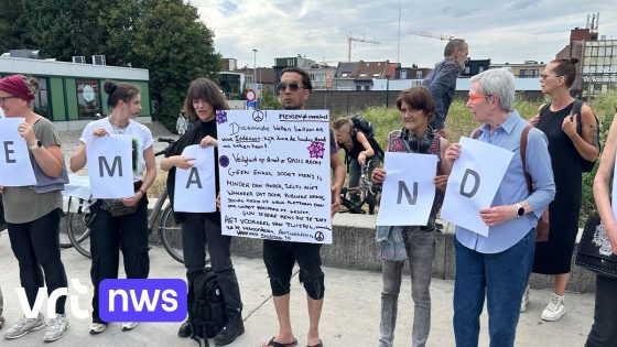 "We zijn echt geshockeerd": tientallen mensen betuigen steun aan daklozen na zwaar geweld in Antwerpen
