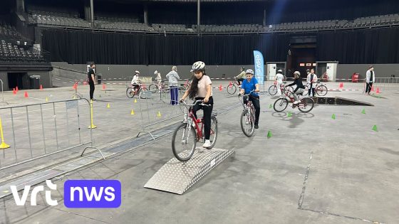 Sportpaleis wordt voor 1 dag 'Fietspaleis': honderden Antwerpse leerlingen oefenen hun fietsvaardigheden