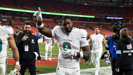 Steelers acquire Jonnu Smith from Dolphins