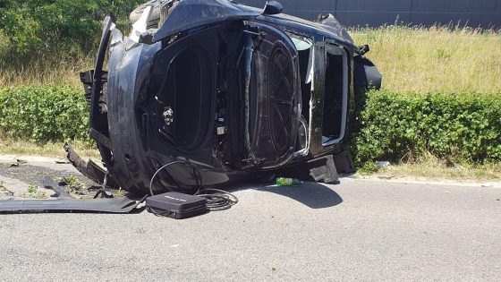Tesla gaat over de kop in Zwartberg, 34-jarige bestuurder uit Heusden-Zolder moet bevrijd worden