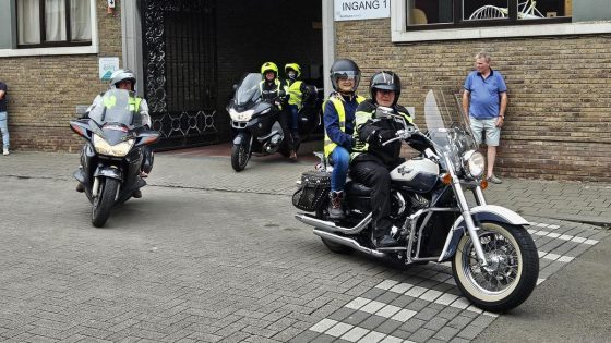 Stoet van tientallen motoren en oldtimers brengt leerlingen naar slotactiviteit van het schooljaar