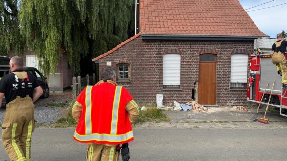 Tractor ramt gevel in Voormezele: brandweer voorkomt…