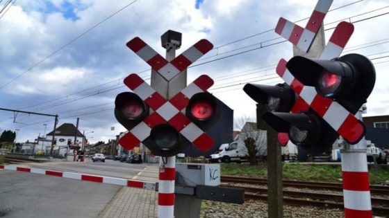 Trein rijdt voertuig aan op overweg, dienstverlening verstoord