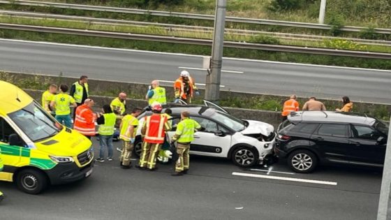 Twee uur aanschuiven op E40 na botsing tussen twee auto’s, snelweg weer open (Deinze)