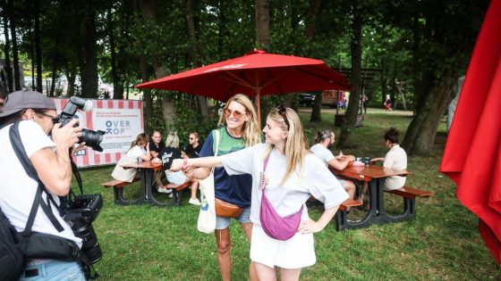 Onze reporter test UV-tatoeages op Genk On Stage: “Ook als de zon achter de wolken zit moet je smeren”