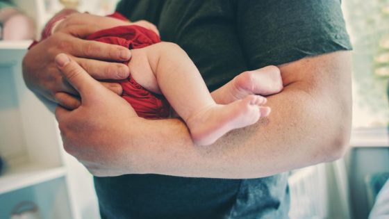 Vincent (27) kan geboorte van zoontje niet aangeven: “Hij bestaat officieel niet”