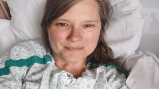 Wendy (47) dacht van kanker af te zijn tot artsen nieuwe tumor vonden, en hoopt nu op behandeling in Duitsland: “Ik wil mijn dochter niet zomaar achterlaten” (Gent)