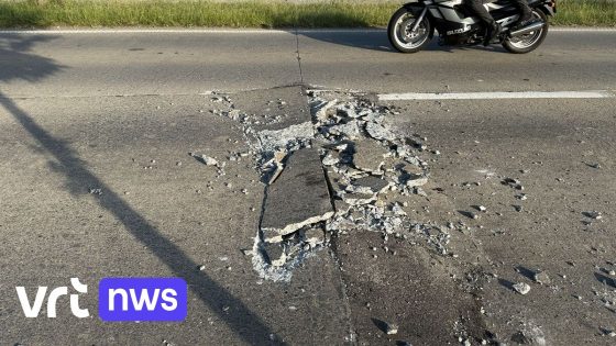 Beton van wegdek breekt open door hitte op verschillende plaatsen in Westhoek