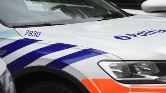 Vrouw zwaargewond na botsing tegen woning in Lessen