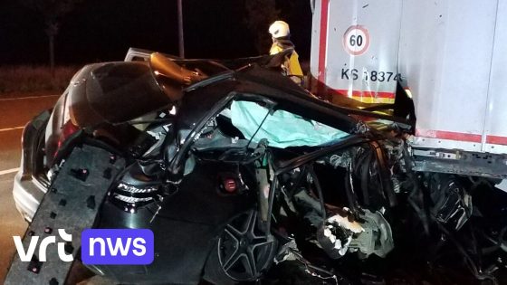 Bestuurster (28) rijdt onder geparkeerde vrachtwagen in Ieper: "Een wonder dat ze er zo goed van afkomt", zegt brandweer