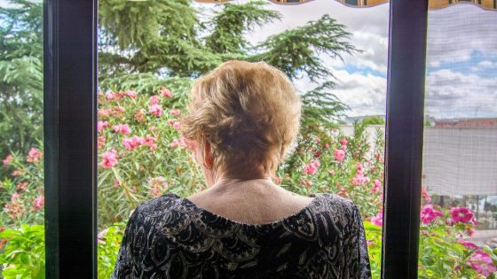 Ze mocht zelfs niet meer alleen naar het toilet: 33-jarige man sluit zijn eigen moeder op en mishandelt haar dagelijks met een mes