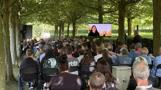 Vrienden en familie nemen ingetogen afscheid van onverwacht overleden Xena (16): “Zo plots en abrupt, waarom toch?” - Nieuwsblad