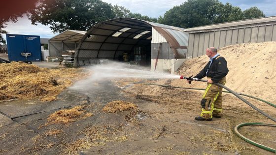 Brandweer moet stro blussen op boerderij