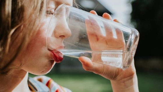 Zowel kraantjes- als flessenwater niet helemaal vrij van pesticiden en PFAS