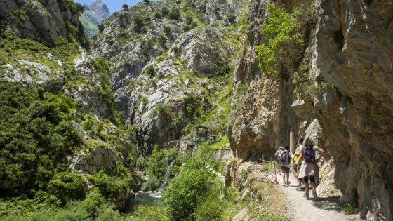 Belgische vrouw (45) valt flauw tijdens wandeling in Spanje en moet met helikopter worden opgehaald