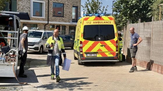 Arbeider (56) in kritieke toestand afgevoerd nadat hij hoogspanningskabel raakt op werf: “Kreeg steekvlam over zich”