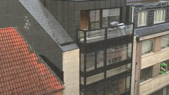 Jongeren breken in op werf en doen grote behoefte over balkon: “Vies, vuil en levensgevaarlijk”