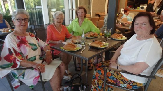 Restaurant moet na 45 jaar verplicht sluiten, uitbater organiseert rouwtafel: “Als klanten me nu vastpakken, moet ik toch even een traantje wegpinken” - Nieuwsblad