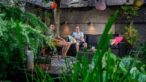 Ben en Sander lieten zich voor hun stadstuin inspireren door Japan: ”We hebben zelfs een riviertje aangelegd”