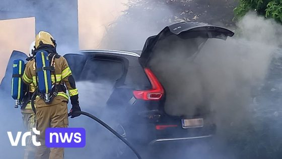 Brandweerzone Oost blust brandende hybride auto voor het eerst met extreem hoog waterdruksysteem Cobra 