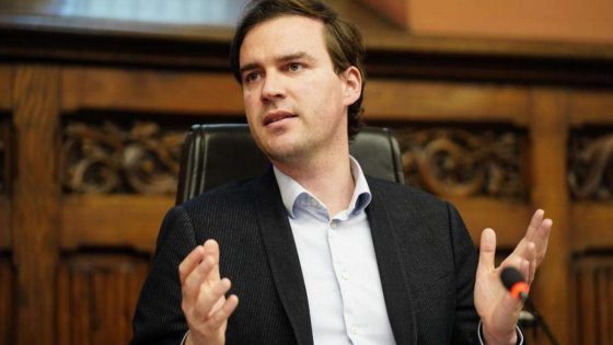 Burgemeester Mathias De Clercq (Voor Gent) langer afwezig: “Arts heeft hem extra rust voorgeschreven” - Nieuwsblad