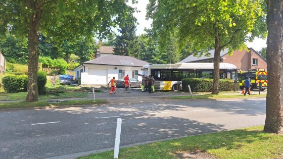 Bus van De Lijn raakt van de weg en belandt in voortuin: chauffeur lichtgewond naar ziekenhuis gebracht
