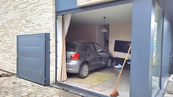 Wagen rijdt huis binnen, bestuurder komt er met de schrik vanaf: “Gisteren hingen we nog een nieuwe televisie op, nu is de kamer volledig verwoest” - Nieuwsblad
