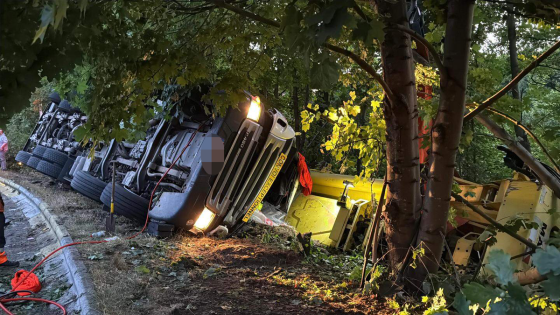 Chauffeur na bijna twee uur bevrijd uit gekantelde vrachtwagen: afrit van E34 in Zoersel tijdlang versperd - Nieuwsblad