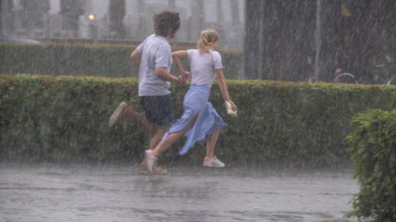 Code geel: onweer op komst met kans op veel regen, noodnummer 1722 actief voor storm- en waterschade