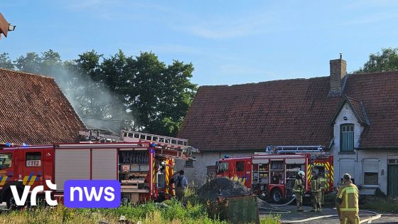 Vrouw (55) en man (59) in verdenking gesteld voor opzettelijke brandstichting in oude boerderijschuur Kuurne - VRT