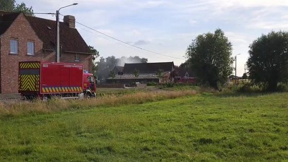 Koppel vijftigers opgepakt op verdenking van brandstichting in hun eigen hoeve: “Hij kon zich niet neerleggen bij het faillissement”