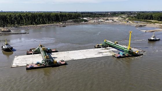 Cruciaal moment in bouw Oosterweelverbinding aangebroken: eerste deel Scheldetunnel wordt afgezonken