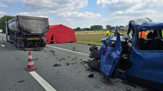 Dodelijk verkeersongeval op E34 in Melsele: minibusje rijdt in op vrachtwagen - Nieuwsblad