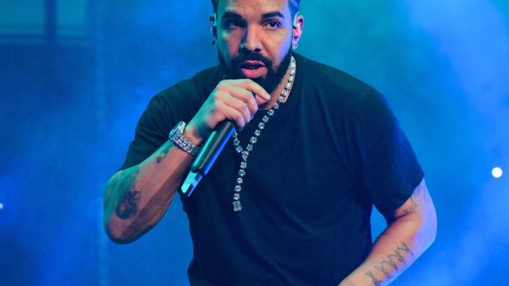Laatste concert Drake op Londens festival duurde slechts 40 minuten: “Ik treed op tot ze mijn micro uitschakelen”