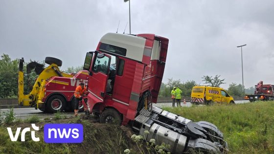 Vrachtwagenchauffeur onder invloed veroorzaakt ongeval op E34 bij Moerbeke: "Cabine vol lege blikken bier"