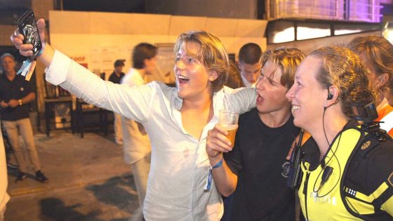 Jongeren gaan op de foto met jeugdagent Maureen