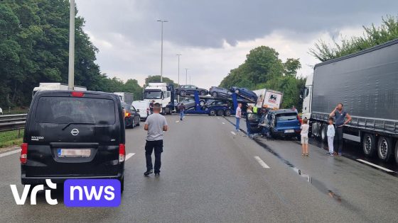 E40 in Sterrebeek richting Brussel volledig versperd door
ongeval, vrachtwagen staat dwars over de weg