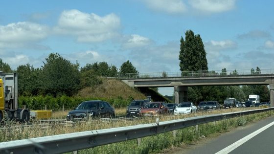 E403 tijdlang volledig versperd door een ongeval in…