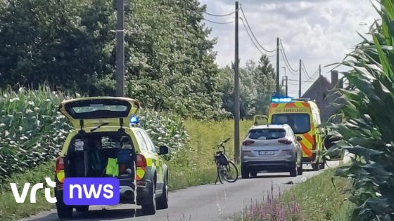 Fietser (86) uit Roeselare levensgevaarlijk gewond na aanrijding in Rumbeke - VRT