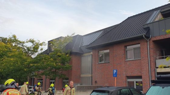 Appartementen in Ellikom ontruimd wegens autobrand: “Het geknal bleef maar aanhouden”