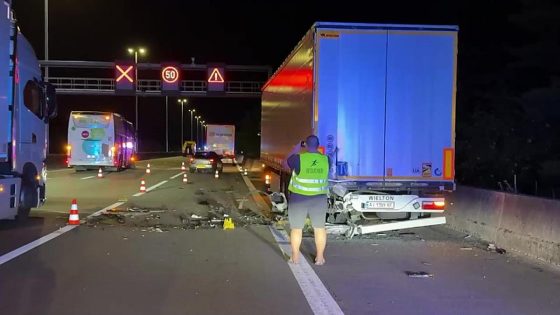 Flixbus botst tegen geparkeerde vrachtwagen op E19 in Sint-Job-in-‘t-Goor, ook auto betrokken bij ongeval - GVA