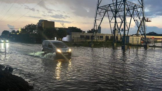 Felle regenbuien zetten straten blank: woningen en bedrijven blijven gespaard