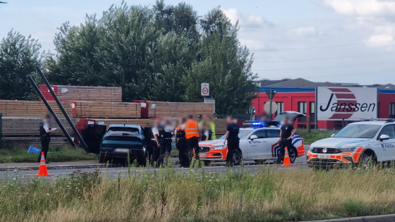 Auto crasht na achtervolging aan hoge snelheid door politie: bestuurder bewusteloos naar ziekenhuis