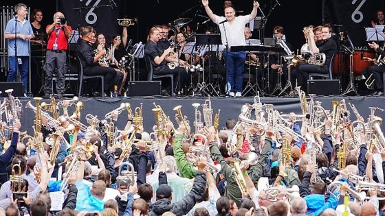 Honderden trompetspelers zakken af naar Gent en trotseren regen voor uniek concert: “We zijn met veel, een valse noot valt niet snel op”