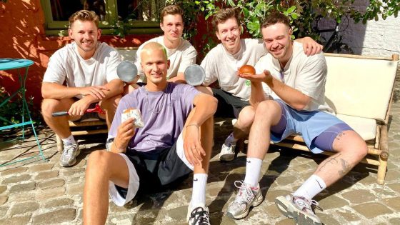 Influencer verkoopt twee weken lang smashburgers met vrienden in binnentuin: “De prijzen zijn betaalbaar, zodat je elke dag kan terugkomen”