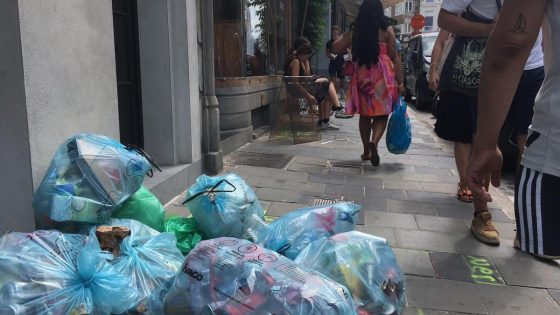 “Ivago, kom ons redden!” Niet opgehaald afval stapelt zich op na staking tegen besparingen in Gent