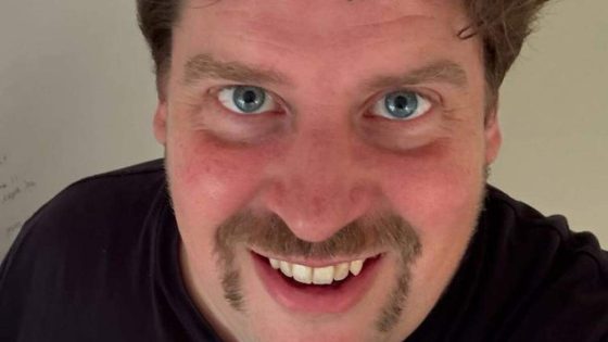 De snor van Jeremie Vaneeckhout (Groen) maakt een zomerse rentree: “He’s back, b*tches”