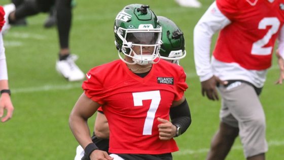 Jets QB Justin Fields suffers apparent leg injury in camp