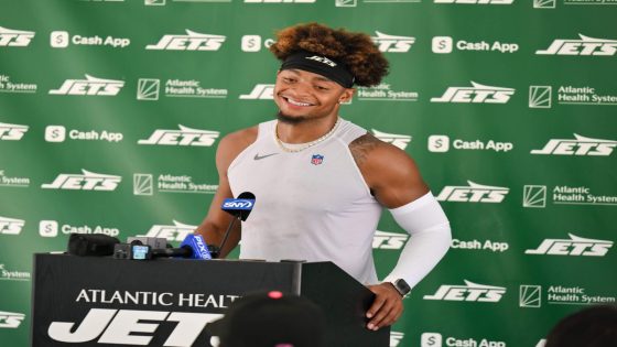 Justin Fields carted off during Jets training camp with dislocated toe